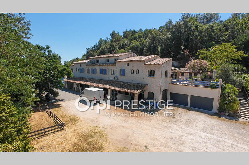 Maison - 280 m² - 14 pièces