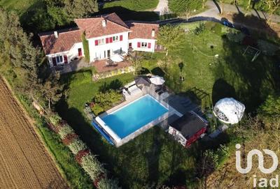 Maison - 233 m² - 10 pièces