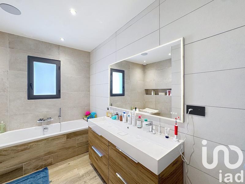 Maison - 230 m² - 7 pièces