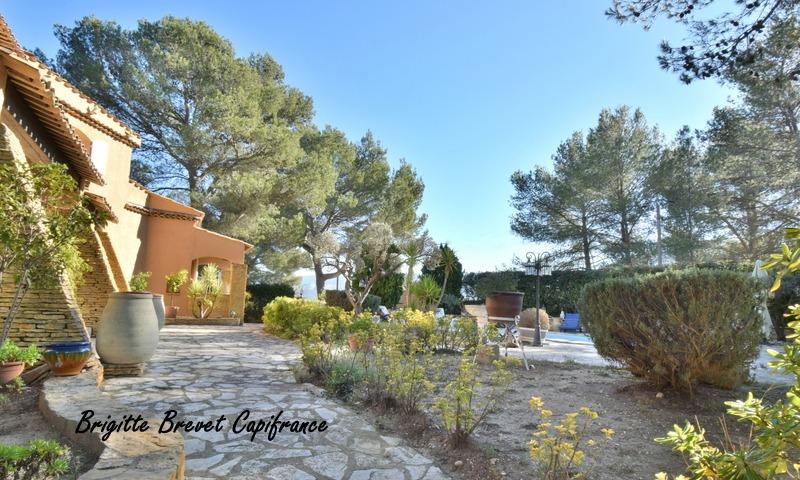 Maison - 230 m² - 6 pièces