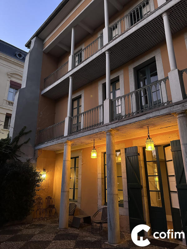 Maison - 272 m² - 10 pièces