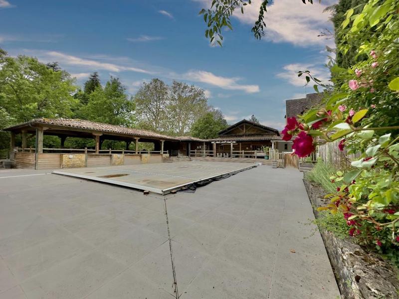 Demeure - 1 700 m² - 45 pièces