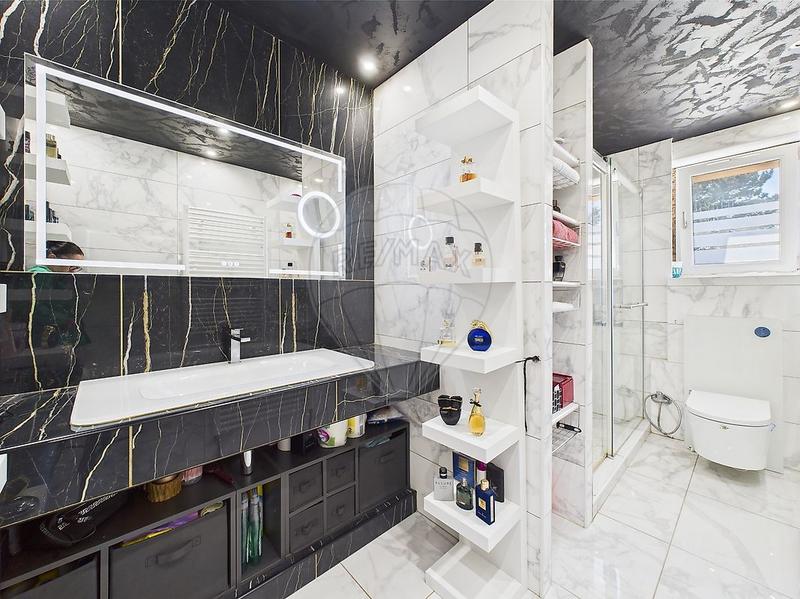 Maison - 255 m² - 6 pièces