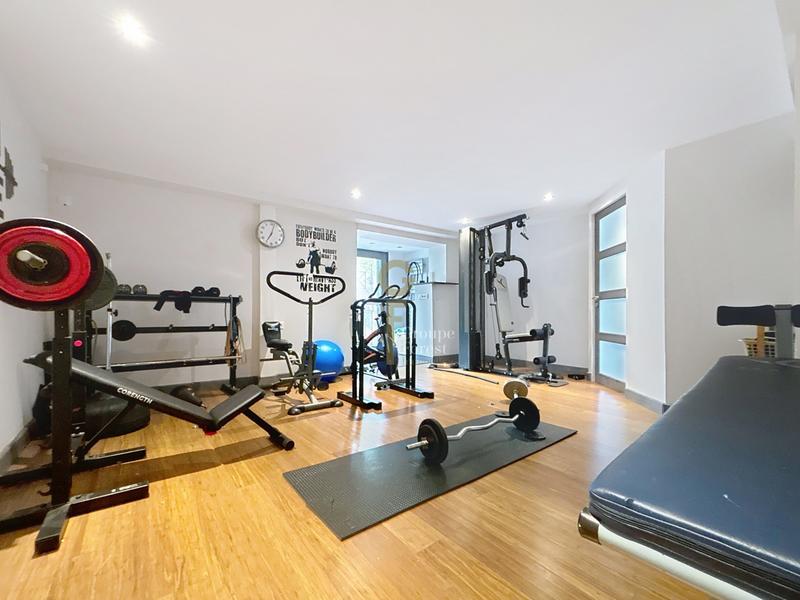 Maison - 300 m² - 10 pièces