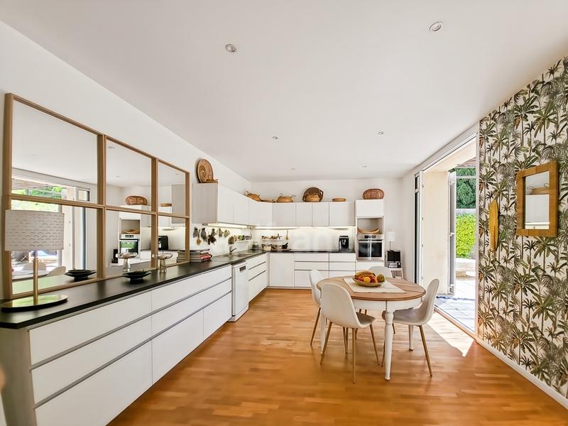 Maison - 628 m² - 9 pièces