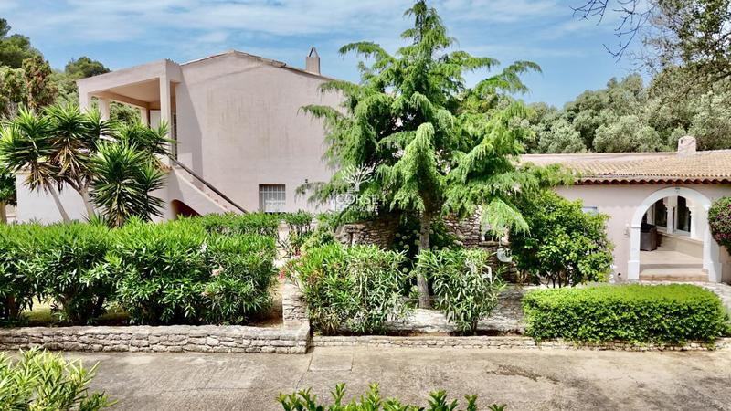 Propriété - 360 m² - 14 pièces