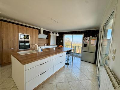 Maison - 230 m² - 8 pièces