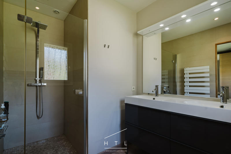 Maison - 225 m² - 9 pièces