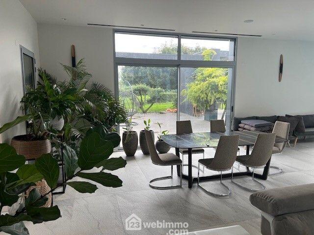 Maison - 730 m² - 10 pièces