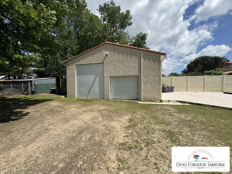 Maison traditionnelle - 240 m² - 8 pièces