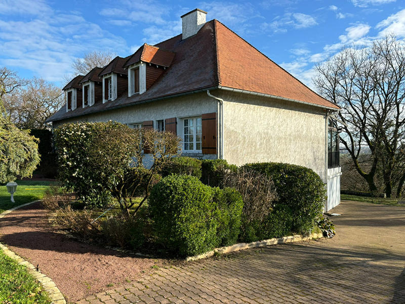 Maison - 275 m² - 10 pièces