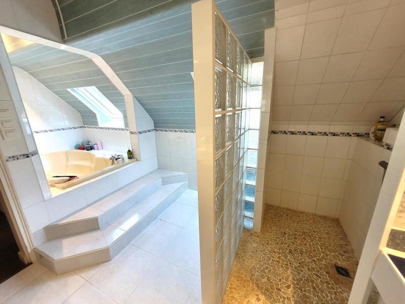 Maison - 250 m² - 11 pièces