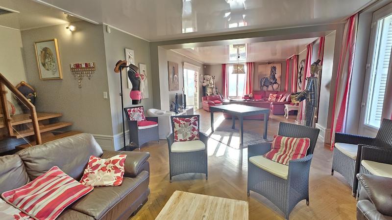 Maison - 445 m² - 10 pièces