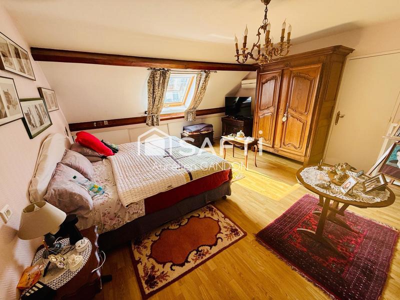 Maison - 238 m² - 9 pièces