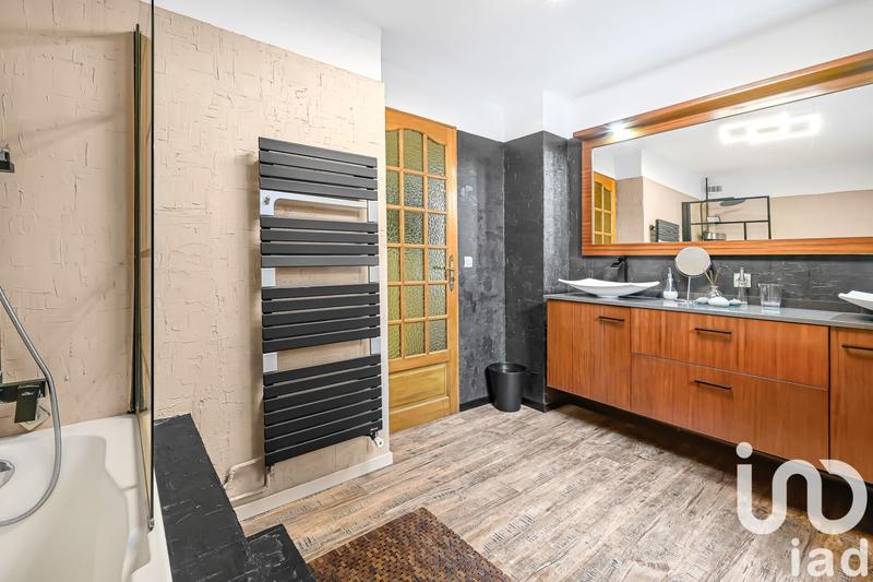 Maison - 240 m² - 11 pièces