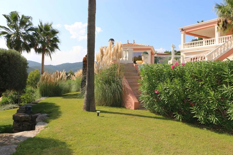 Villa - 318 m² - 8 pièces