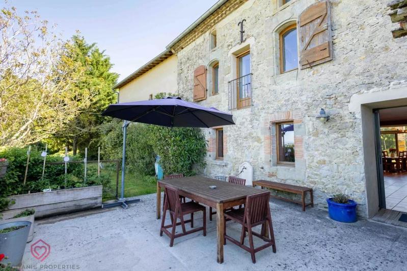 Corps de ferme - 700 m² - 17 pièces