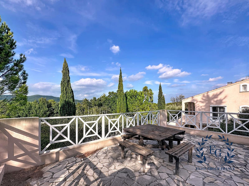 Maison - 216 m² - 7 pièces