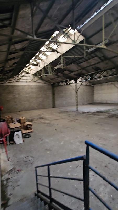 Local d'activité / Entrepôt - 1 170 m² - 2 pièces