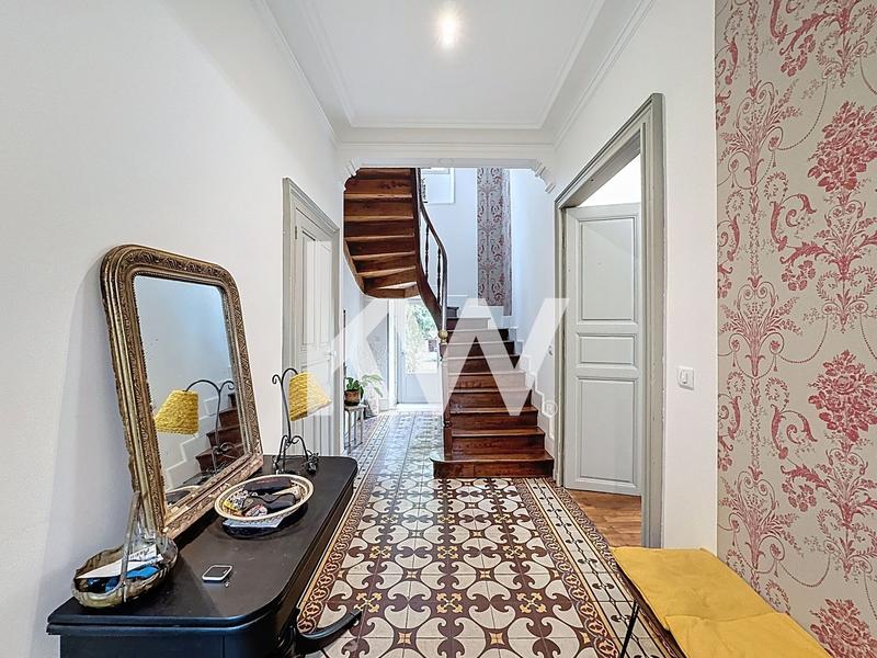 Maison - 205 m² - 7 pièces