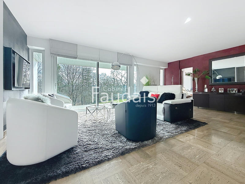 Maison - 275 m² - 9 pièces