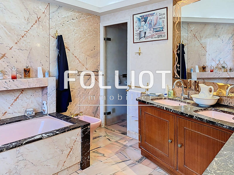 Appartement - 211 m² - 7 pièces