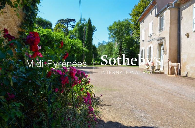 Maison - 430 m² - 9 pièces