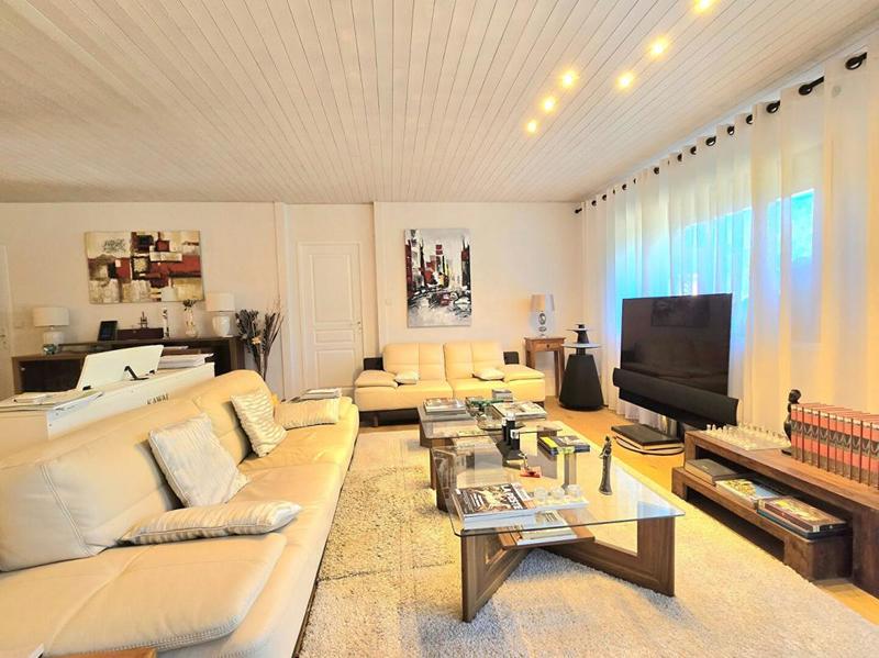 Maison - 220 m² - 9 pièces