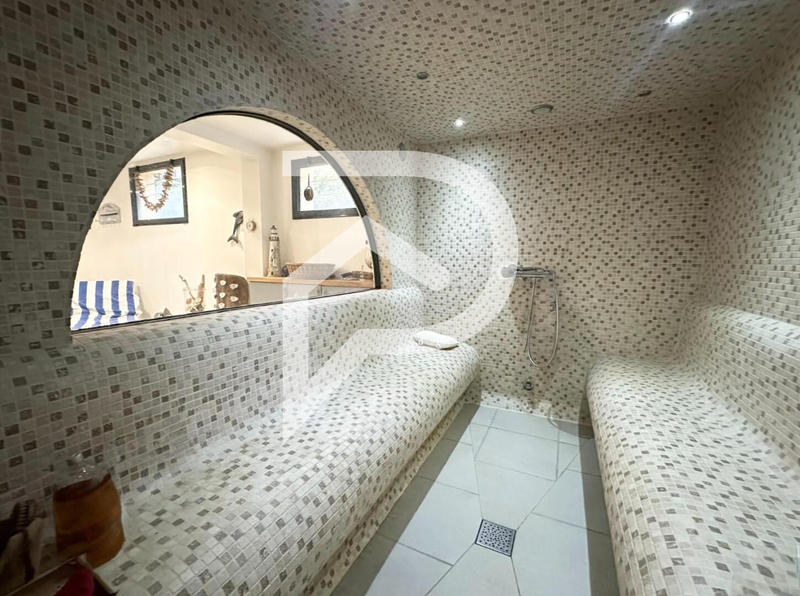 Maison - 696 m² - 12 pièces