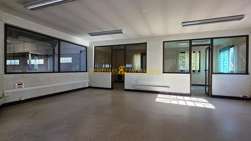 Local commercial - 1 272 m²