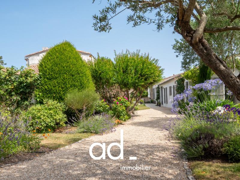 Maison traditionnelle - 320 m² - 12 pièces