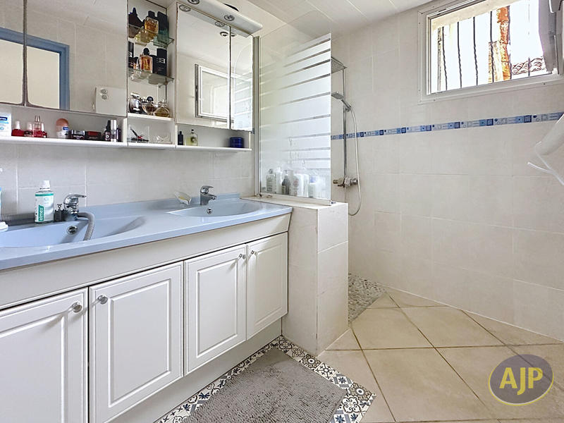 Maison - 220 m² - 11 pièces