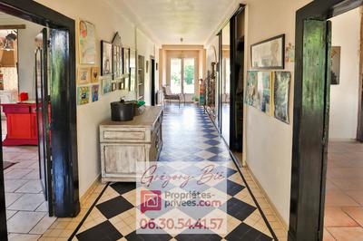 Propriété - 241 m² - 7 pièces