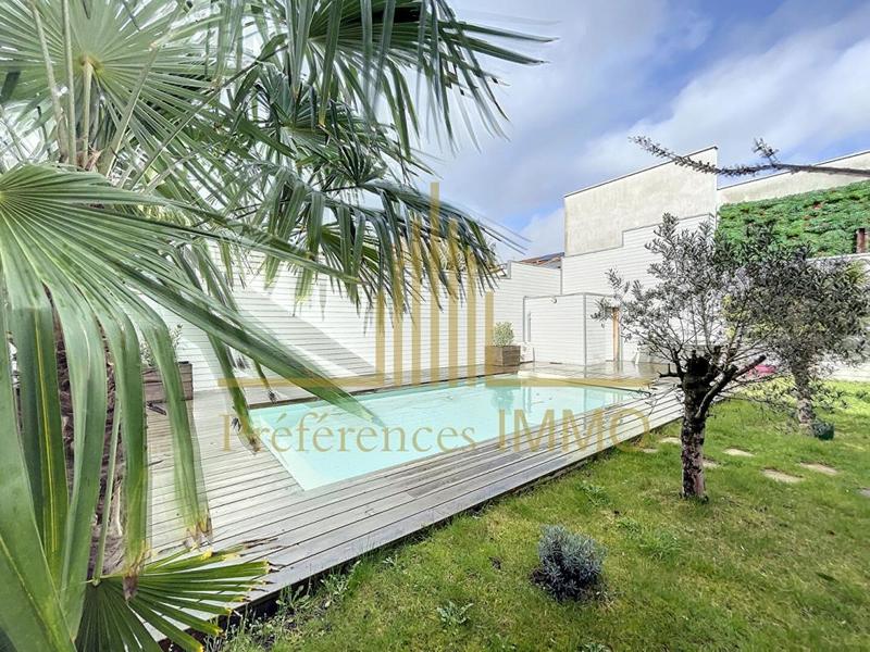 Maison - 240 m² - 8 pièces