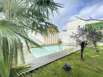 Maison - 240 m² - 8 pièces