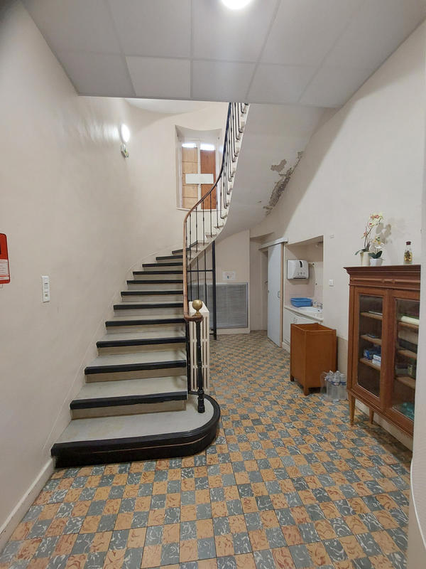 Maison - 1 083 m² - 44 pièces