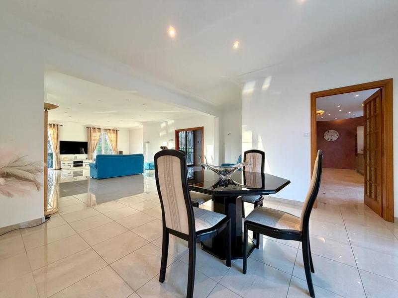 Maison - 187 m² - 8 pièces