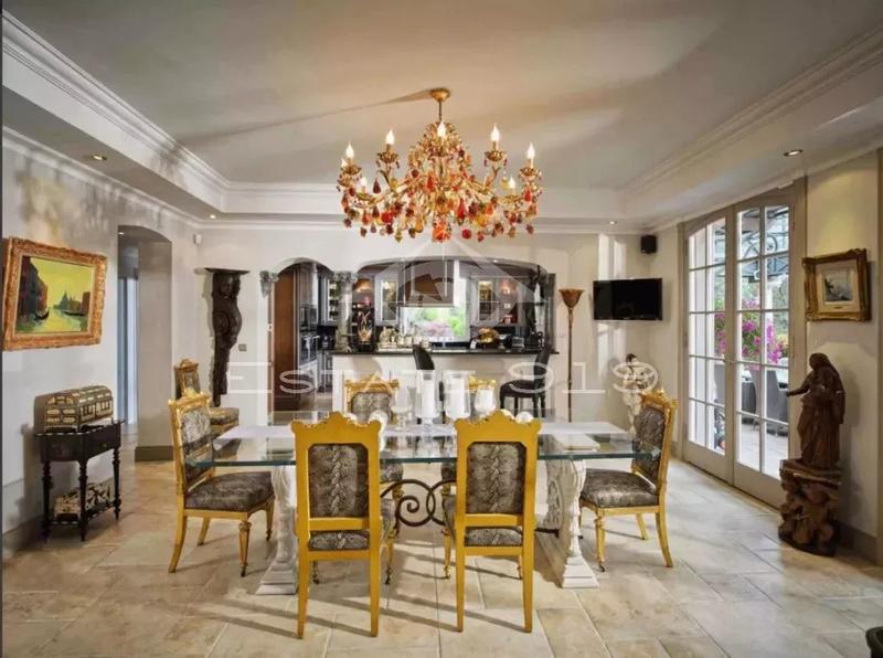 Villa - 729 m² - 9 pièces