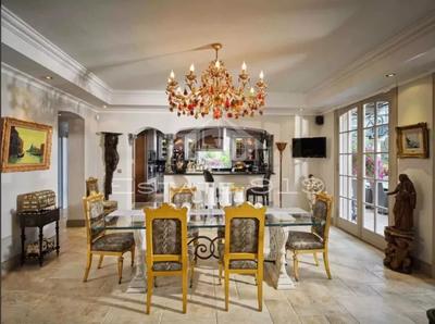 Villa - 729 m² - 9 pièces