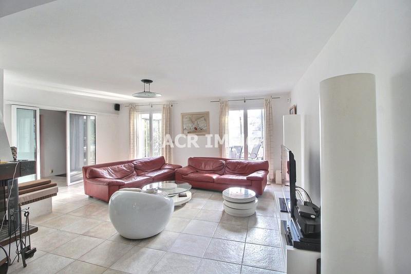 Maison - 270 m² - 8 pièces