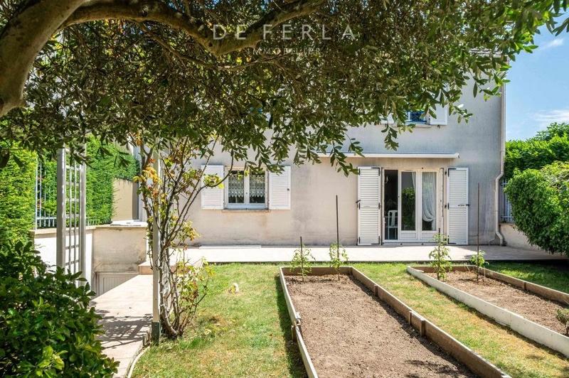 Maison - 230 m² - 5 pièces