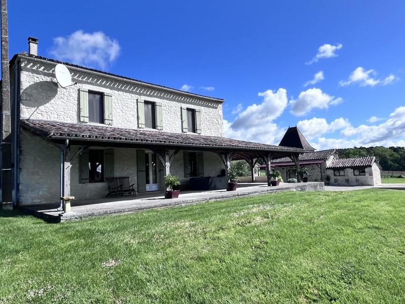 Maison traditionnelle - 230 m² - 9 pièces