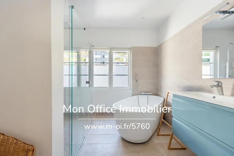 Maison - 230 m² - 8 pièces