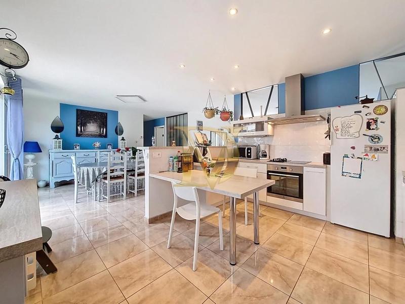 Maison - 230 m² - 8 pièces