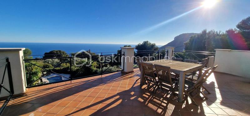 Maison traditionnelle - 241 m² - 6 pièces