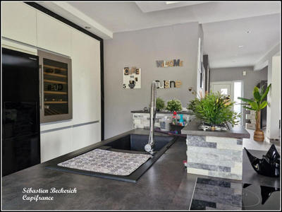 Maison - 240 m² - 8 pièces