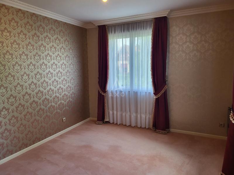 Maison - 218 m² - 8 pièces