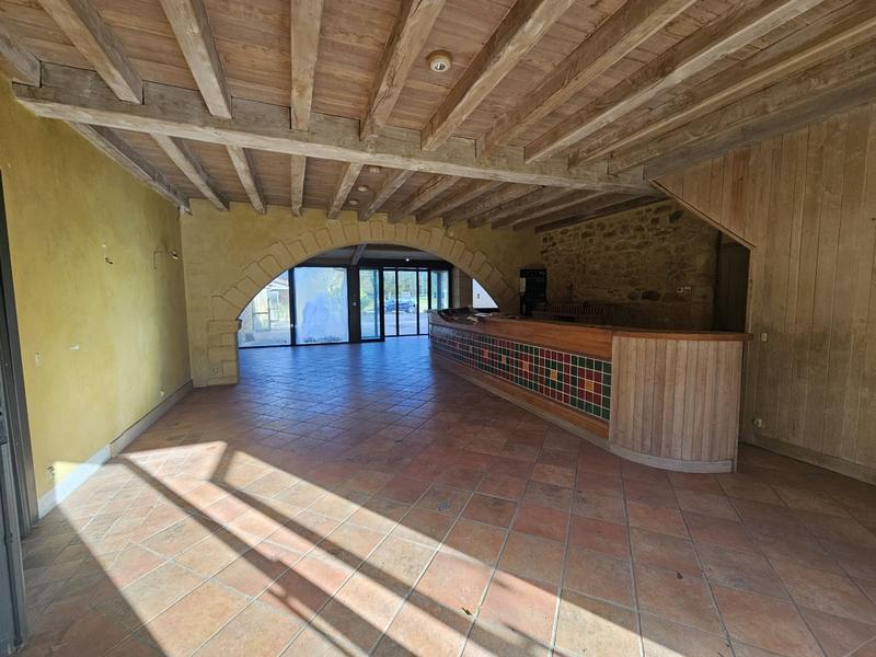 Maison - 2 135 m² - 52 pièces