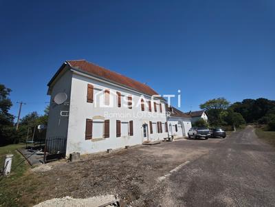 Maison - 240 m² - 6 pièces