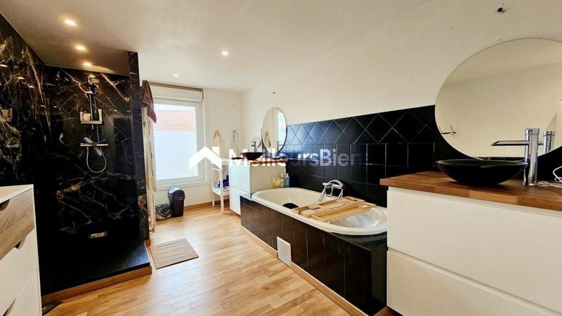 Maison - 204 m² - 7 pièces